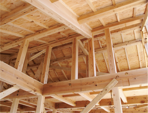 土台、柱、梁、桁、筋交いで家の骨組みを造る日本家屋の伝統的な木造軸組工法。